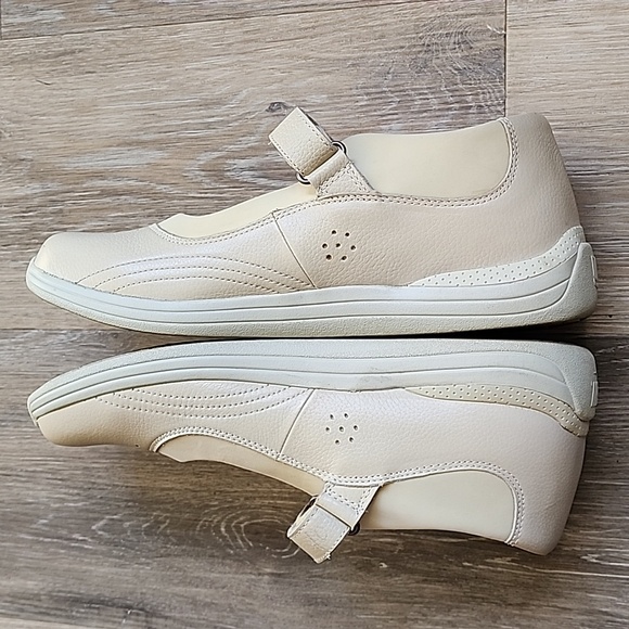 DREW WOMEN'S Cream Mary Jane Shoes